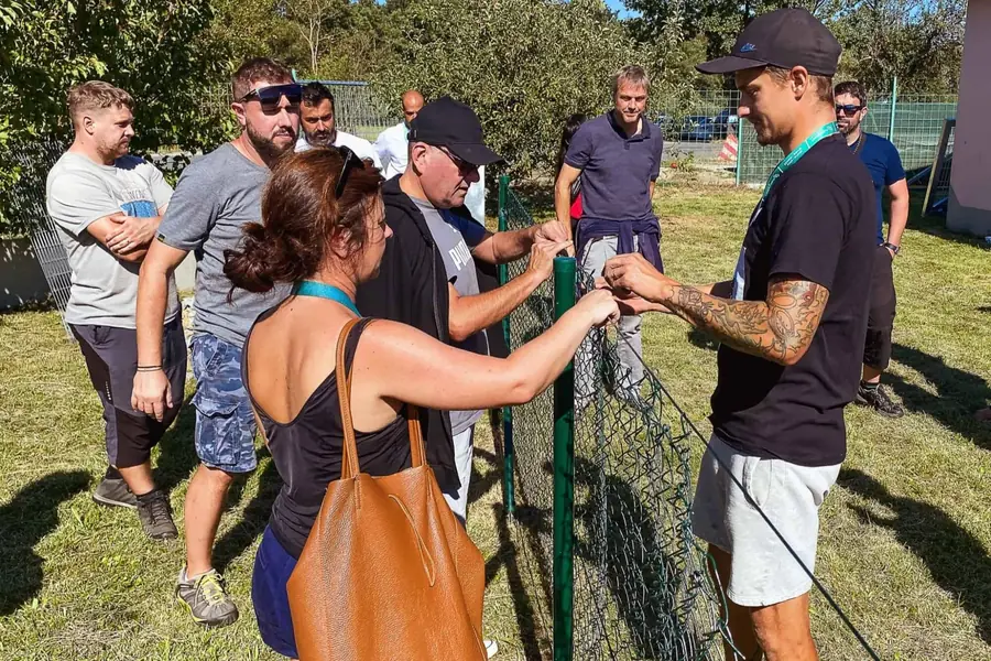 Uchycení čtyřhranného pletiva ke sloupku na ukázce stavby plotu